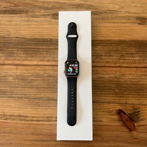 Apple Watch Series 5 GPS 40mm Gold w/ Black Sport Band